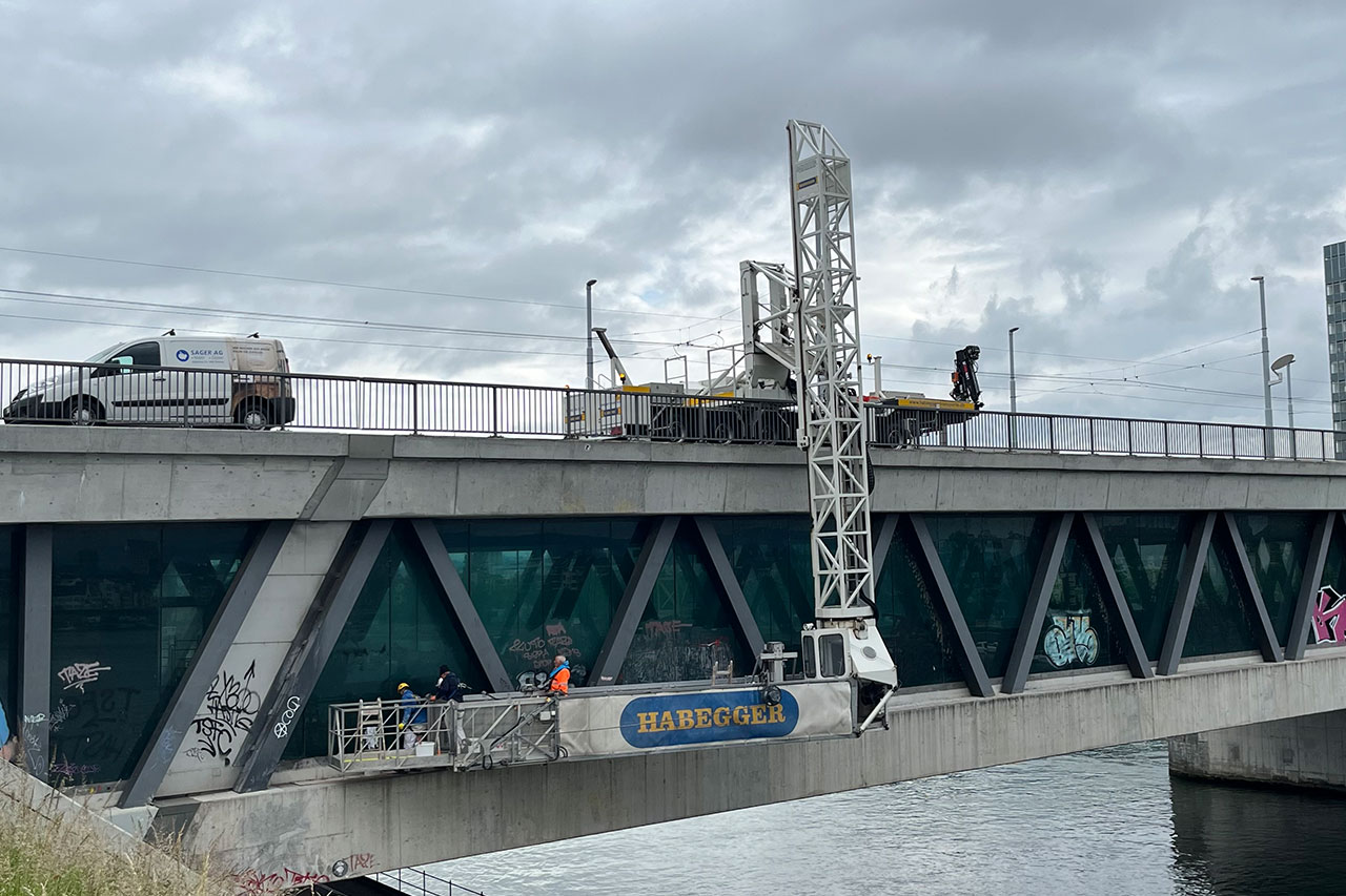Graffiti von Autobahnbruecke entfernen